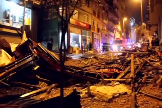 Lodos çatıları uçurdu