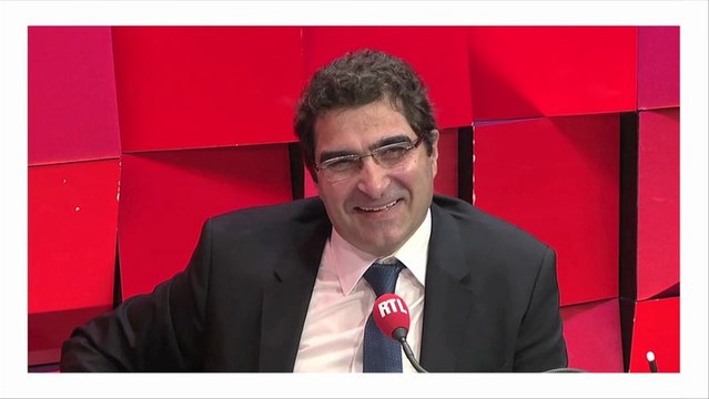 Christian Jacob amusé par le pingouin de Carla Bruni