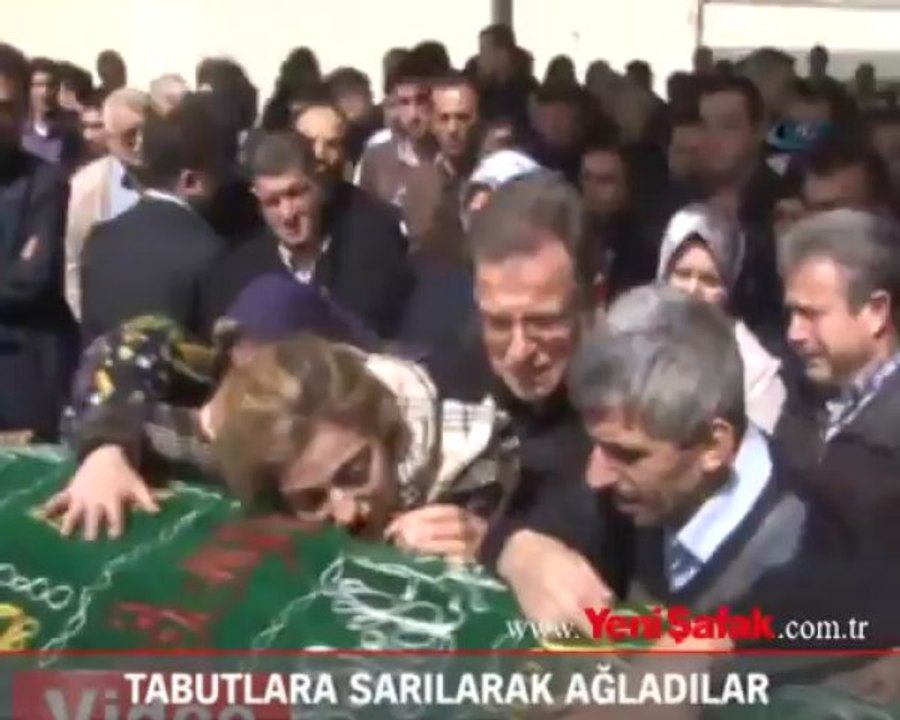 Tabutlara sarılarak ağladılar