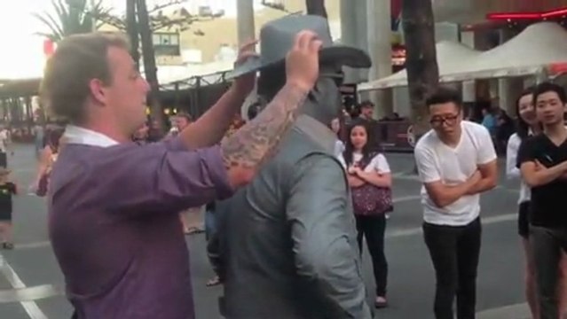 Artiste de rue donne un coup de poing