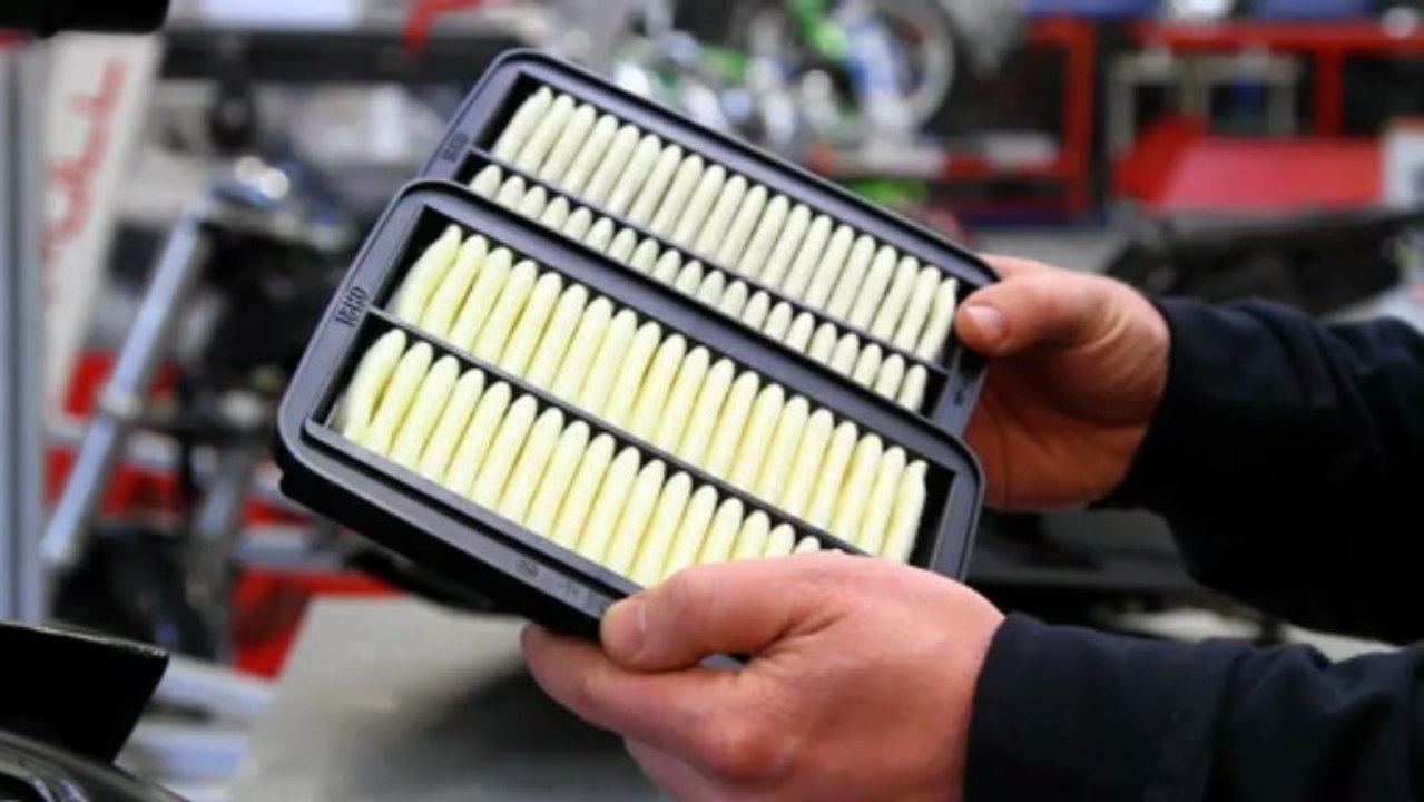 Changer le filtre à air de sa moto - Moto Revue