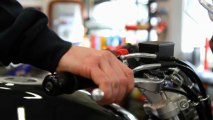 Changer les plaquettes de frein de sa moto - Motorevue