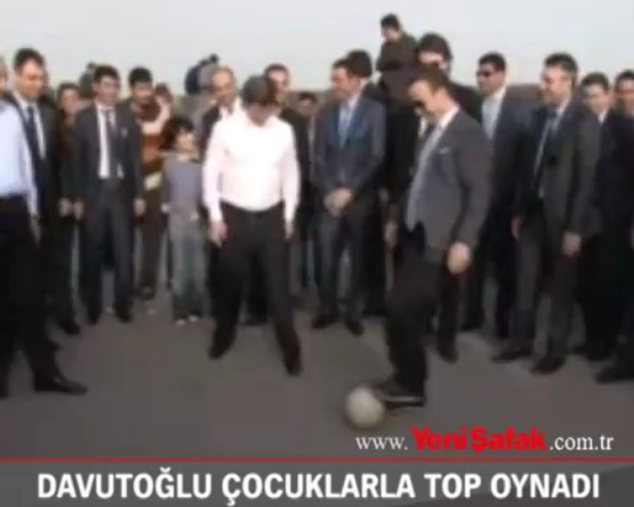 Davutoğlu, tarihi burçta çocuklarla top oynadı