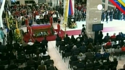 Una marea roja da su último adiós a Hugo Chávez en el...
