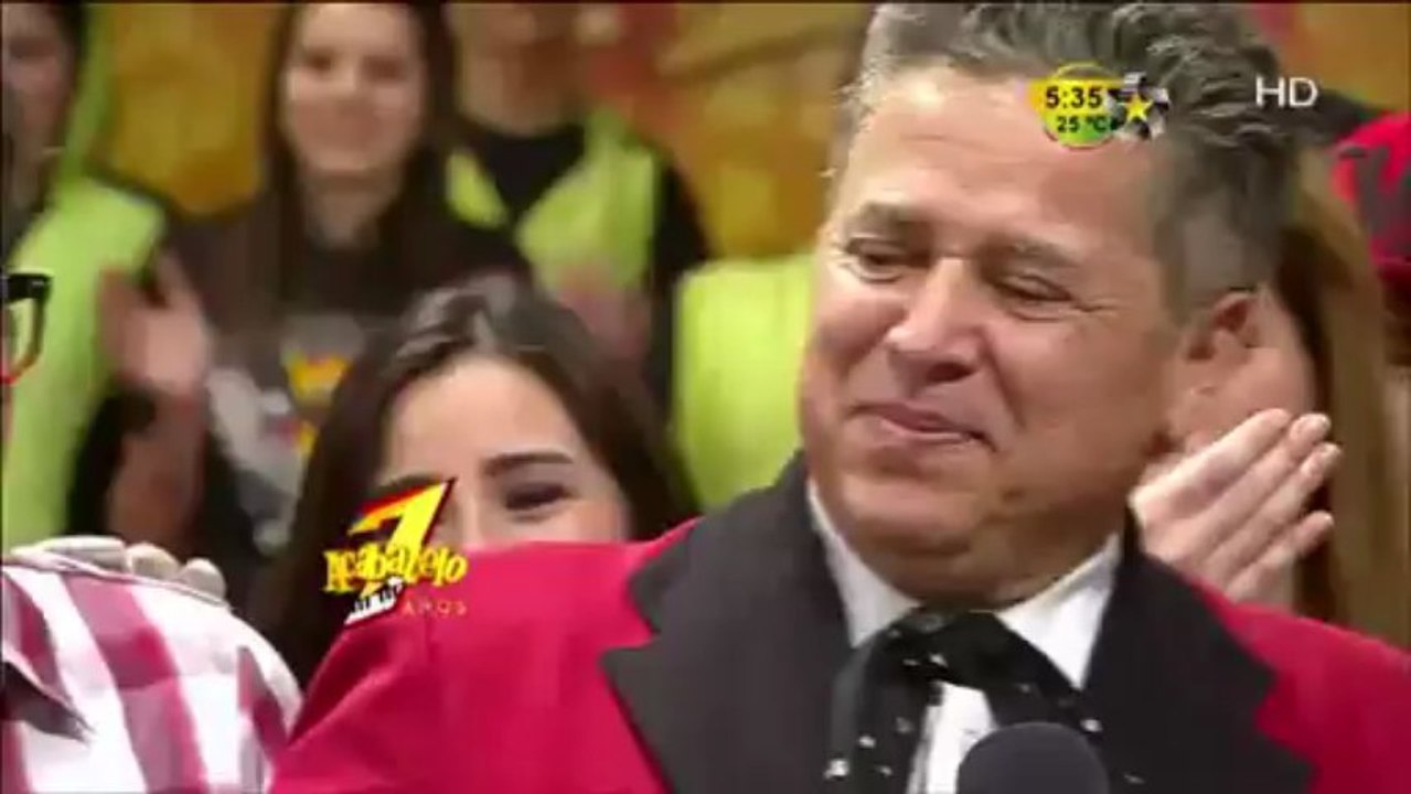 Brenda Bezares felicita a Mario Bezares en el s...