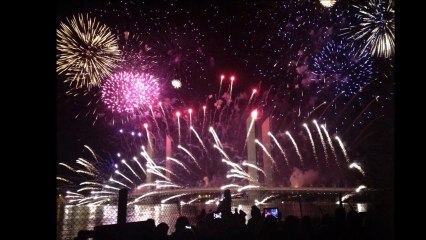 Feu d'artifice  pont Chaban Delmas. Bordeaux.
