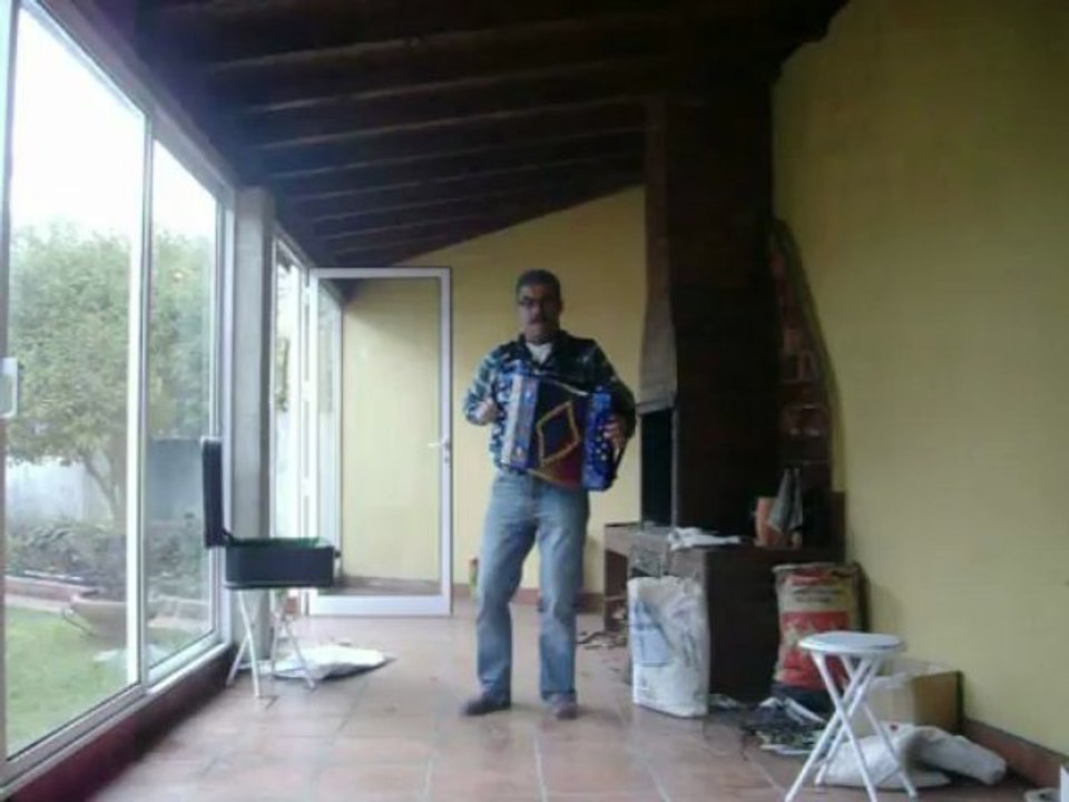 Antonio tocando concertina em Turiz - Vila Verde - Portugal Mars 2013