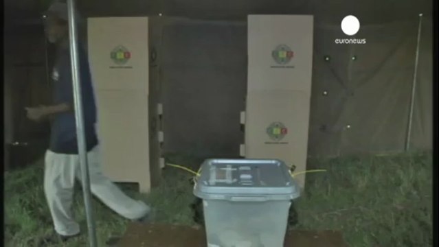Zimbabve'de halk anayasa referandumu için sandıkta