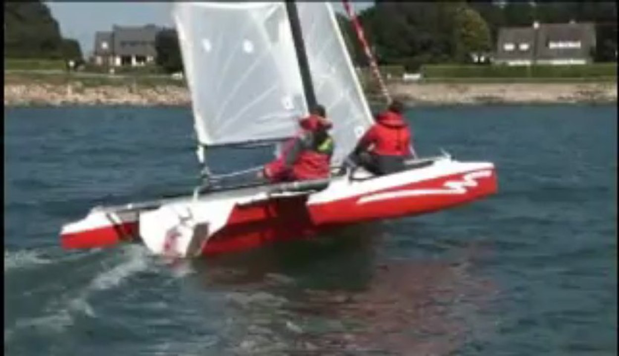 trimaran ASTUS 18.2 - essai par voile news -