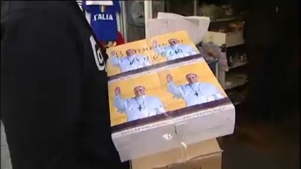 Les souvenirs à l'effigie du pape François font déjà un tabac