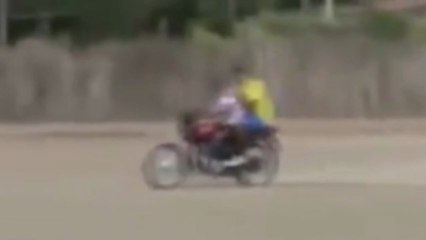 Insolite : un joueur remonte le terrain à moto !