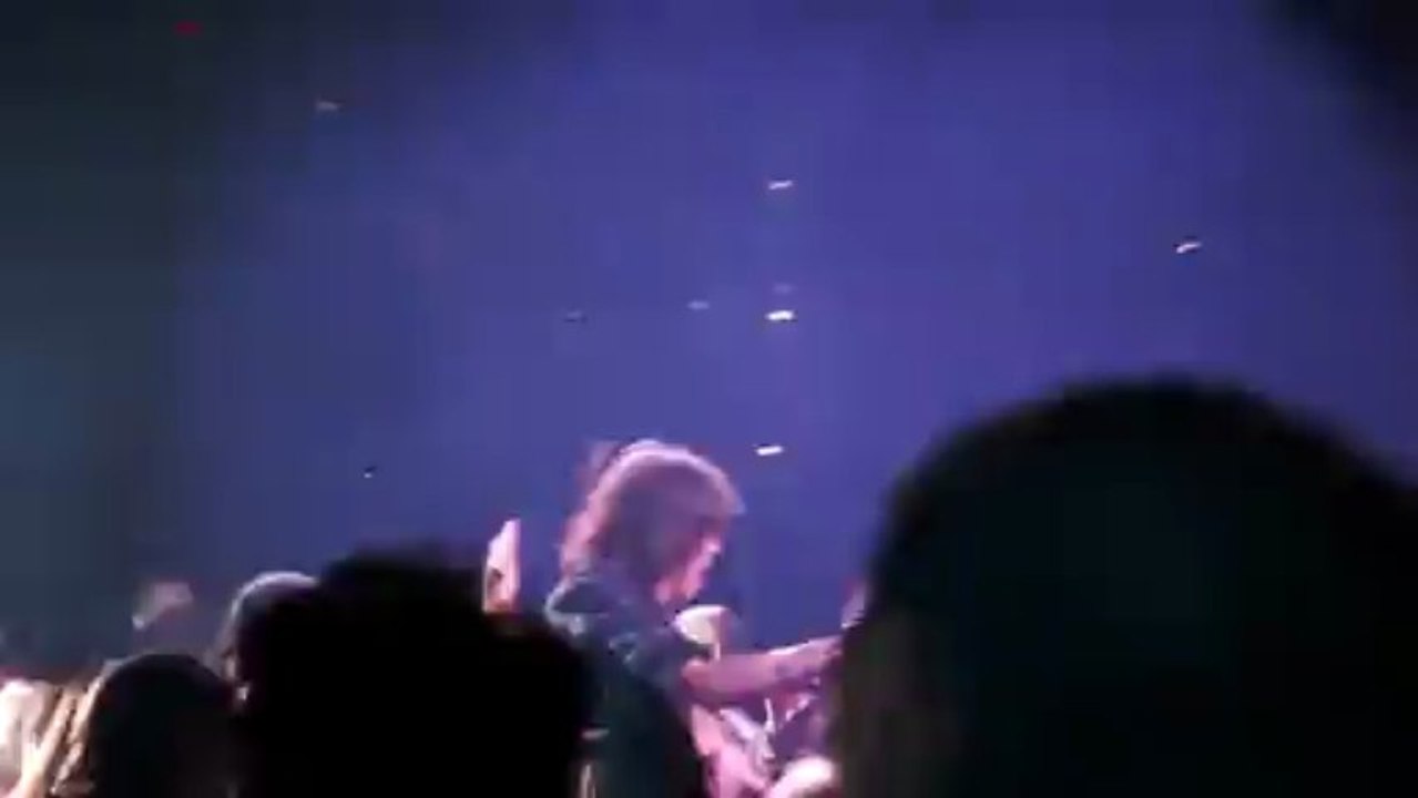 Foreigner Kelly Hansen Climbs over me