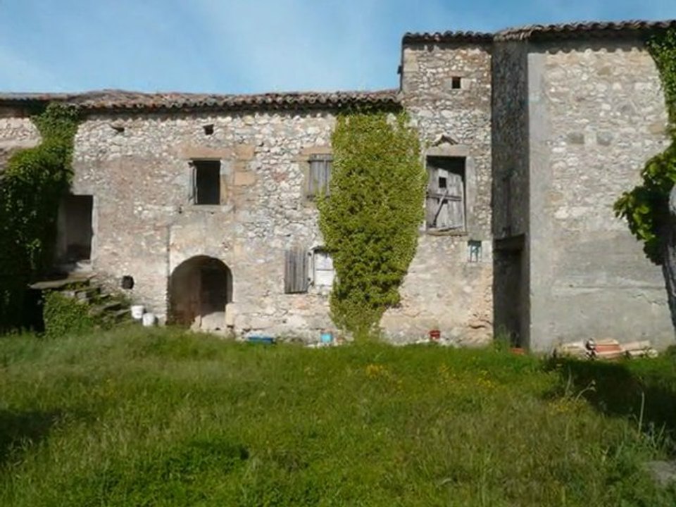 A 15 minutes d’Uzès, dans le Gard, mas ancien à restaurer entièrement. Granges, écuries, cave à vin, puits...
