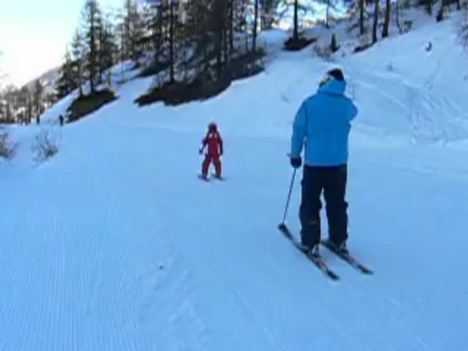 Manon 6 ans fait du ski