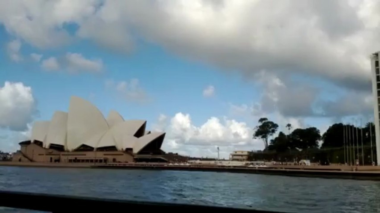 Walk in ferry close to Opera House