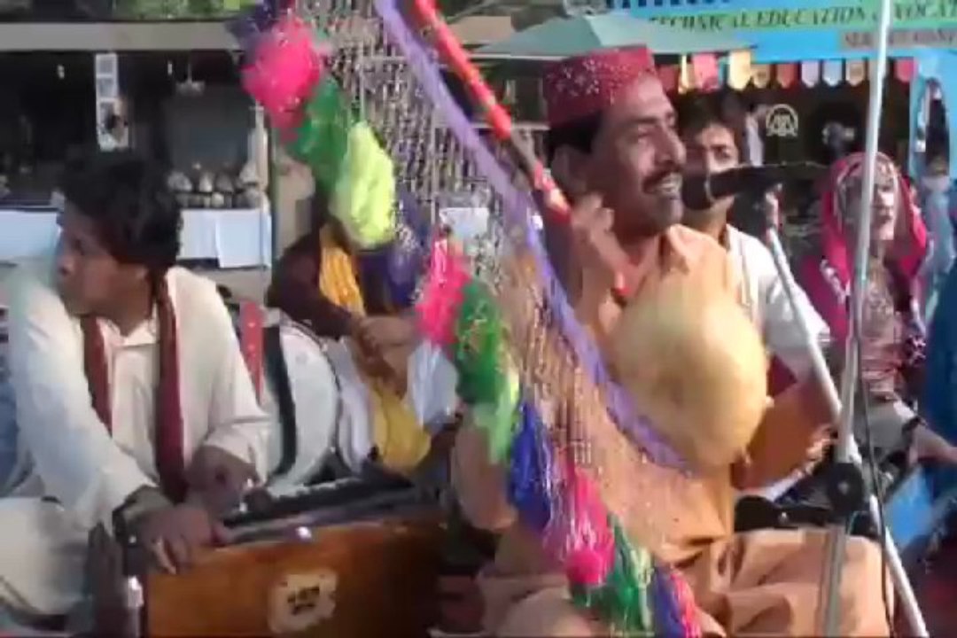 Pakistan'da bahara coşkulu karşılama