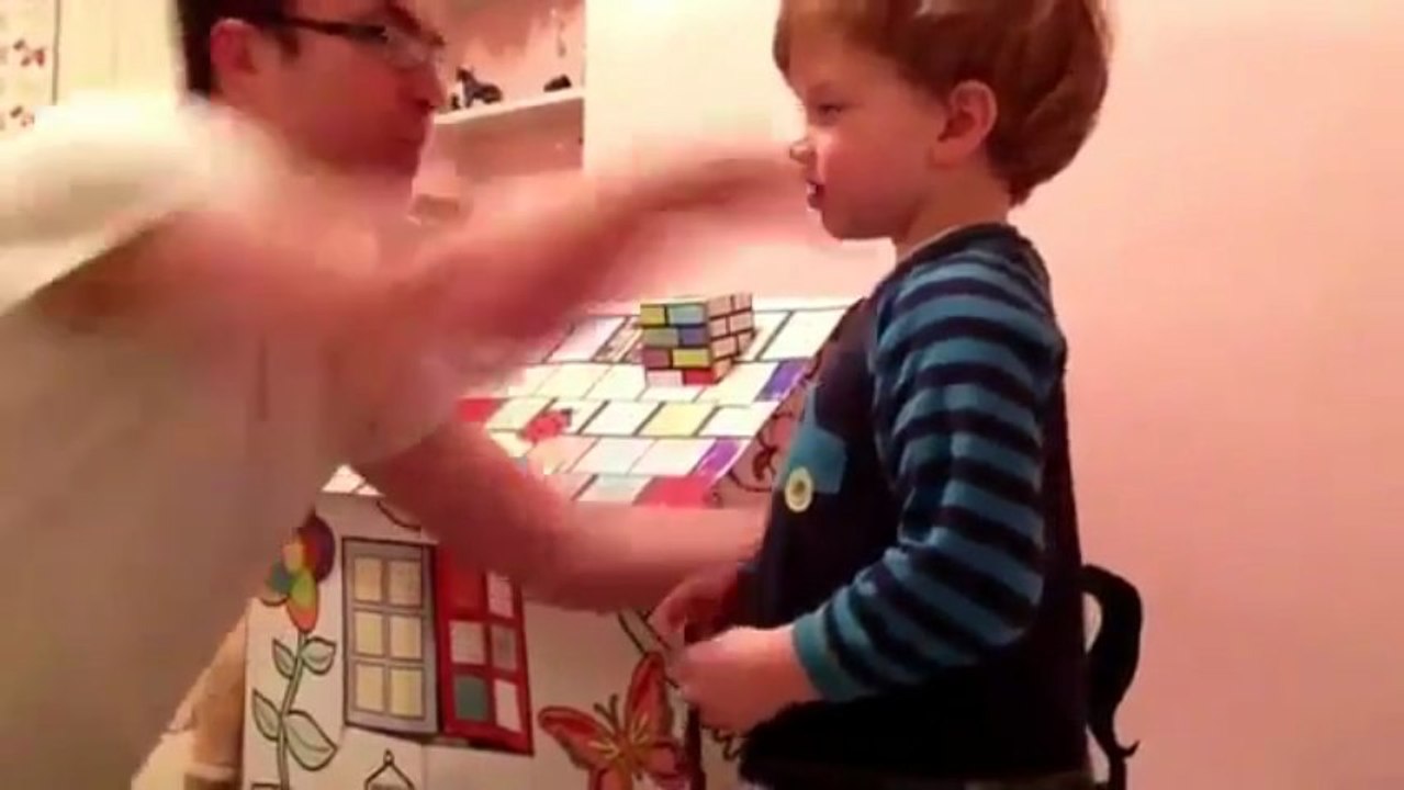 Il punit son fils avec des coups de poing.