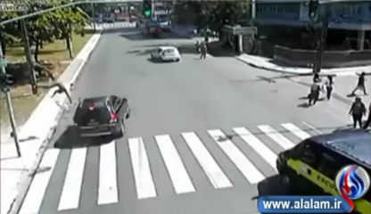 سیارة مسرعة تصطدم براکب دراجة هوائیة