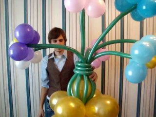 Ваза с цветами из воздушных шаров