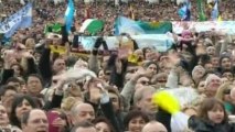 Hundreds of thousands greet new pope in Vatican
