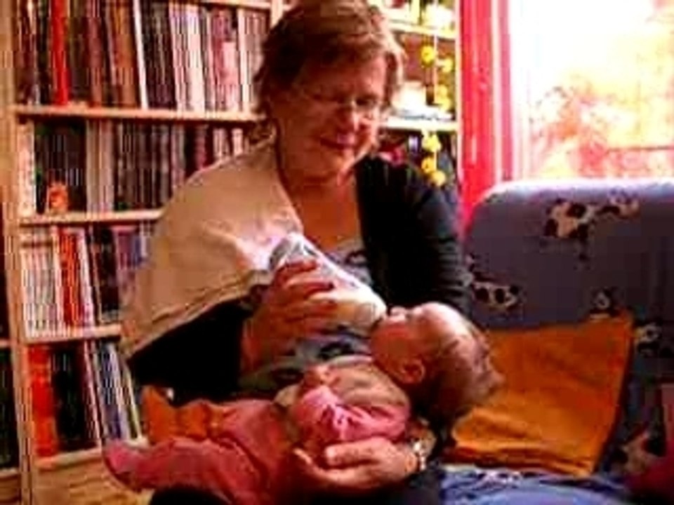 Grannik donne le biberon
