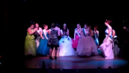 Les candidates Miss Jemappes2013, lors de la délibération, se lâchent