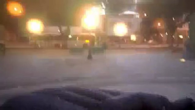 Ils passent entre deux immeubles lors d'un saut en chute libre