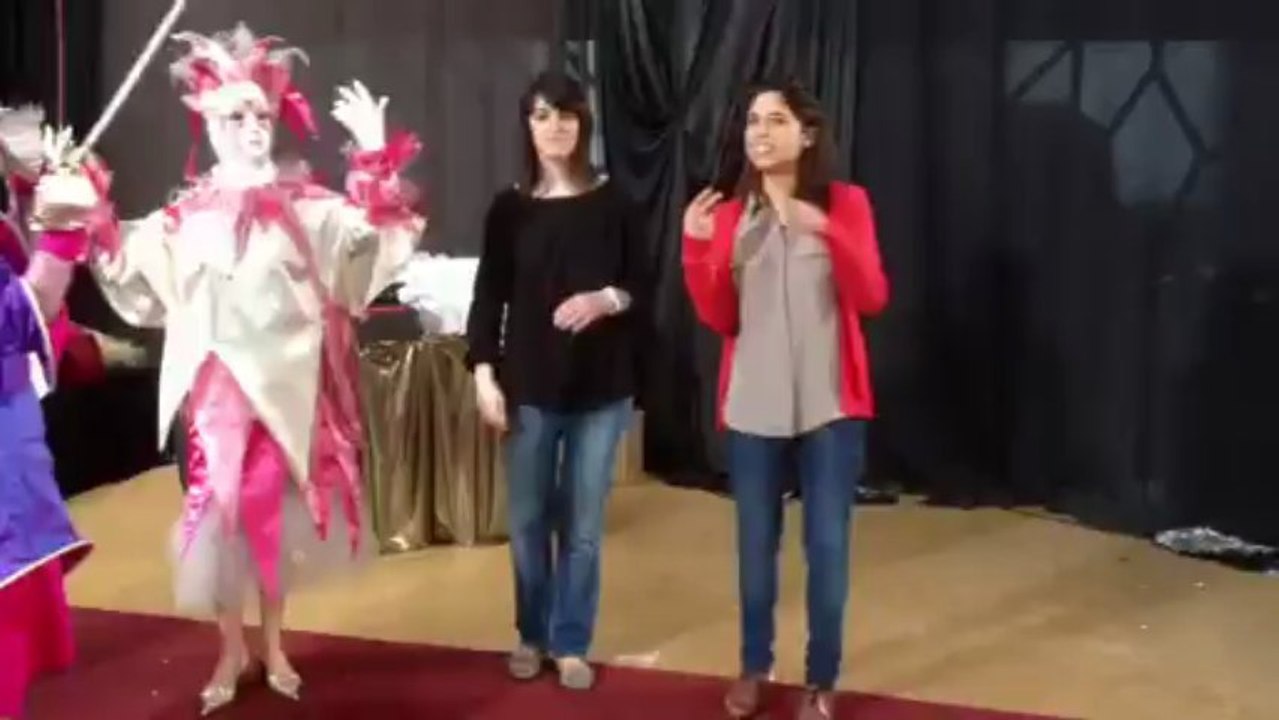 Marina apprend a "faire fecos" au carnaval de Limoux