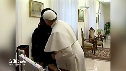 Petits cadeaux et embrassade entre le pape François et Cristina Kirchner