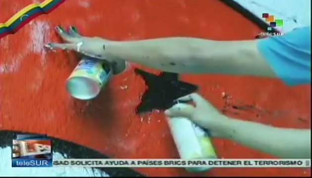 Jóvenes ecuatorianos pintan murales de Hugo Chávez en Quito