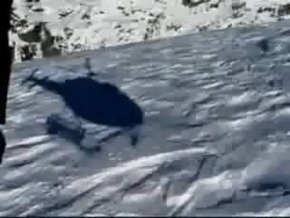 Un vol de Loic Jean Albert au dessus de montagnes enneigées