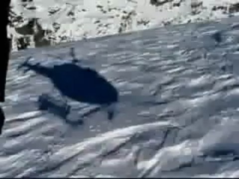 Un vol de Loic Jean Albert au dessus de montagnes enneigées