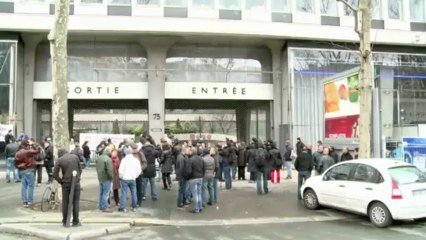 Manifestation des PSA Aulnay devant le siège du groupe