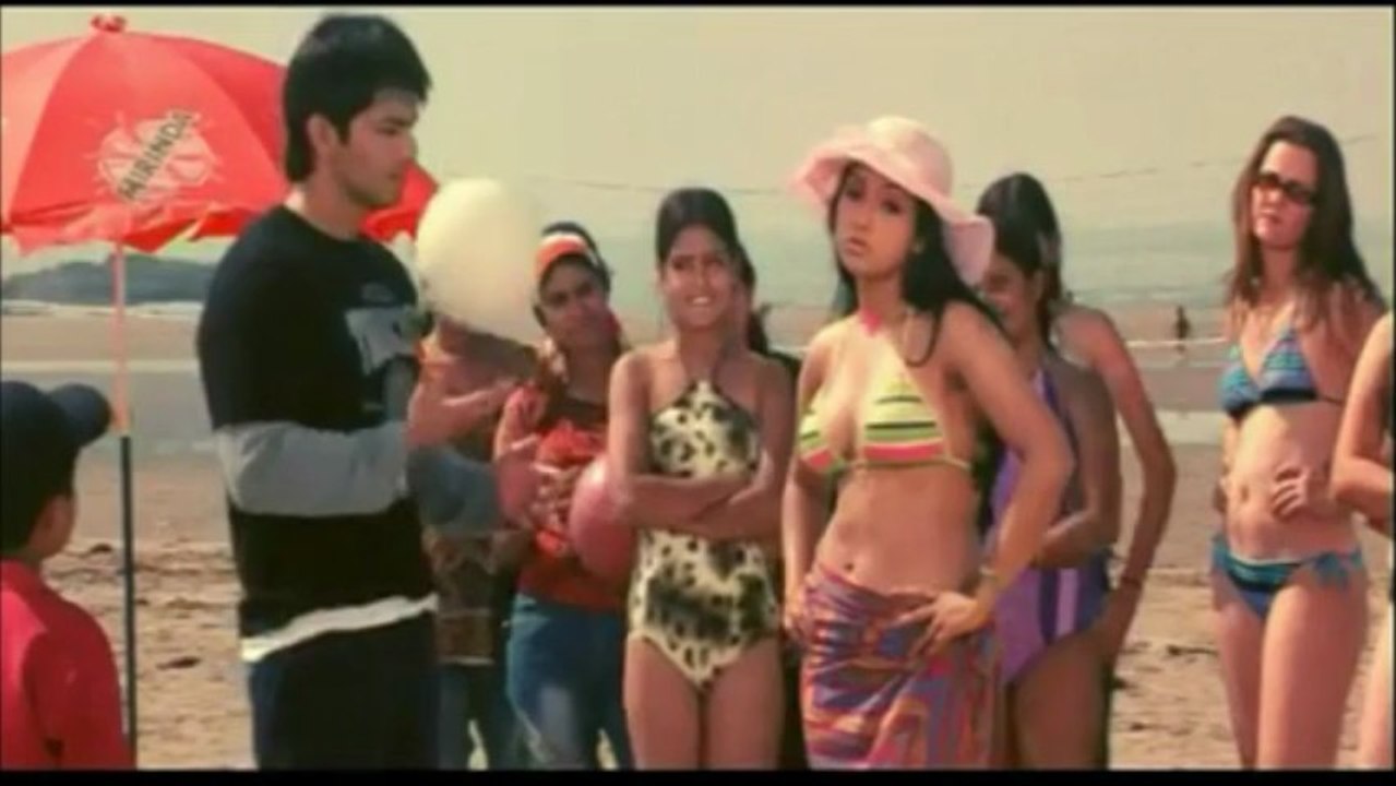 dhadkanein beach scene