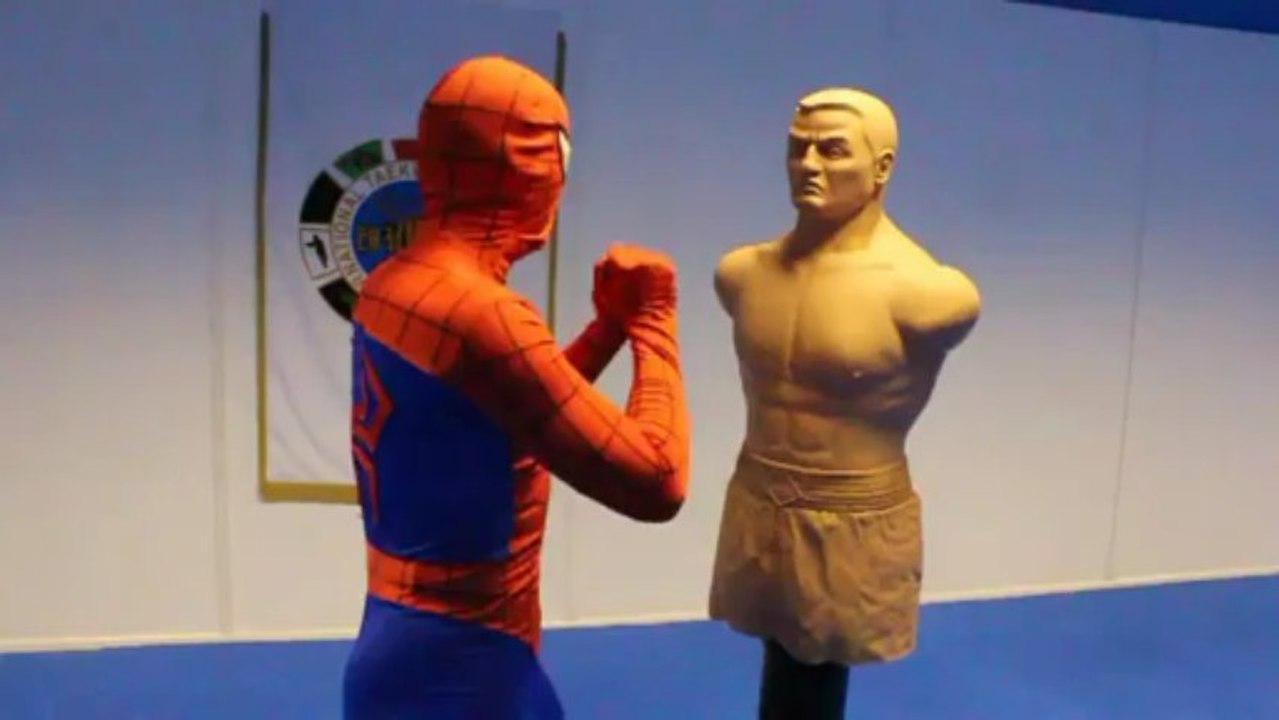 Taekwondo Spiderman laat even wat kunsten zien