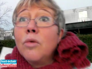 Pesée des cartables devant le collège de Sainte-Savine