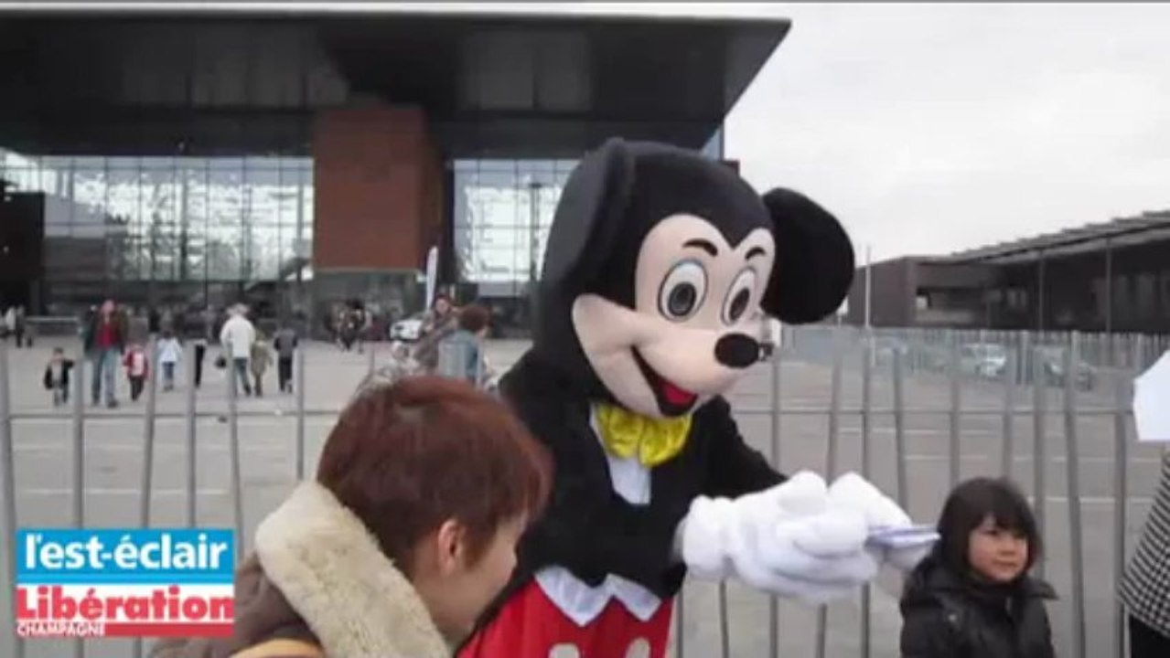 Mickey accueille les enfants au Cub3 avant son spectacle