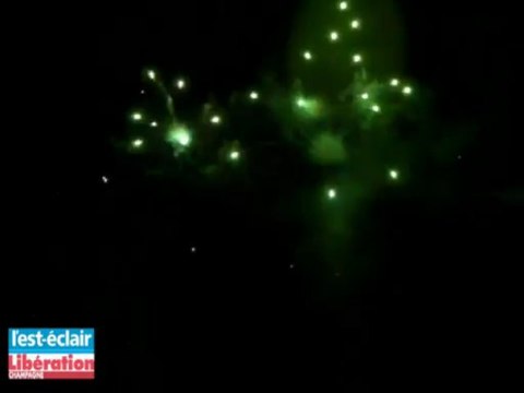 Feu d'artifice et parapluies à Troyes