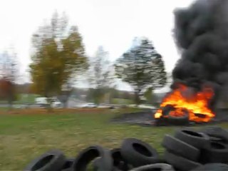 Focast : les salariés manifestent en faisant brûler des pneus