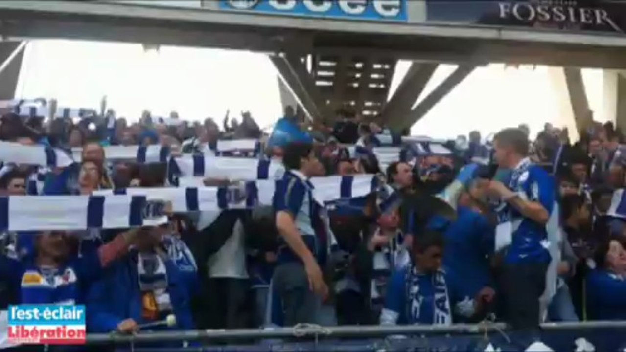 Les supporters troyens dans les gradins du stade Delaune