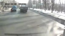 Mãe e filha escapam de atropelamento por um triz após colisão na Rússia - tugalol