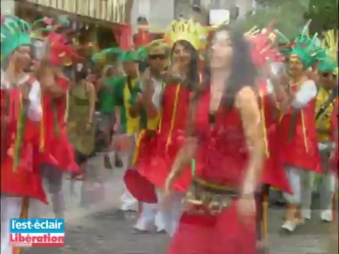 Jonglagogo parade dans les rues de Troyes