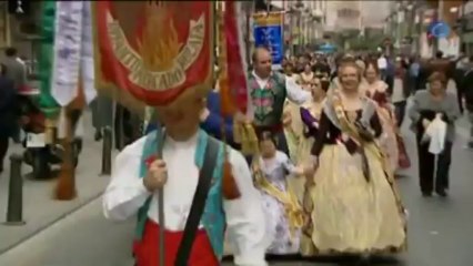 Las falleras visten con sus flores la manteleta que luce la Virgen