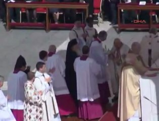 Ortodoksların Ruhani Fener Rum Patriği Bartholomeos, Papa ile kucaklaştı