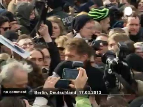 David Hasselhoff returns to the Wall - no comment