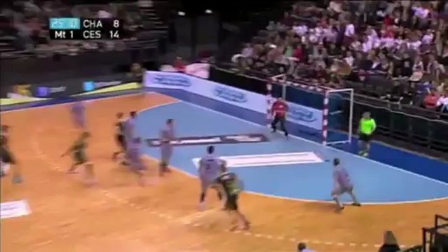 Le gardien de Cesson-Rennes Yann Genty réalise une passe décisive coast to coast lors de la 18e journée de D1 de handball face à Chambéry