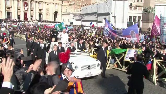 Rapturous crowds greet Pope Francis at inaugural mass