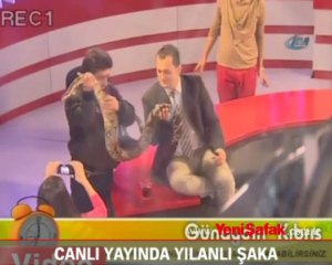 Canlı yayında yılanlı şaka!
