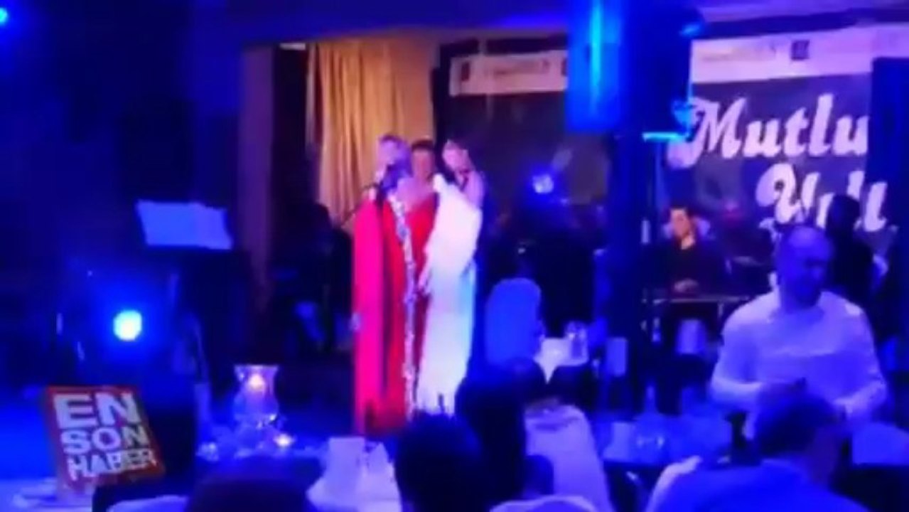 Emel Sayın ve Nükhet Duru Düeti ve Gangnam Style Dansı