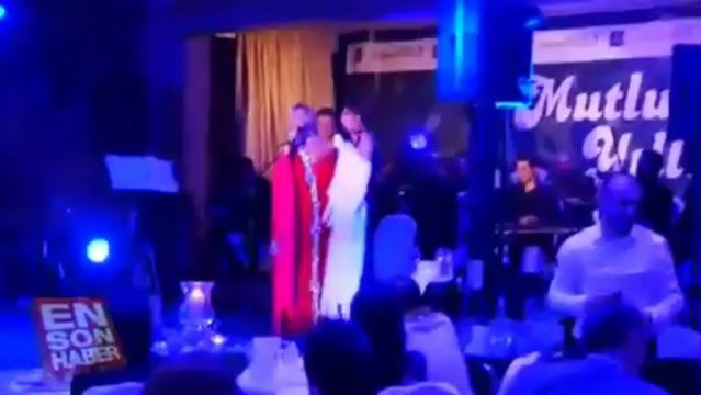 Emel Sayın ve Nükhet Duru Düeti ve Gangnam Style Dansı